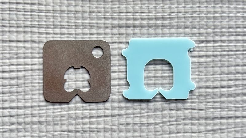 チタン製クリップと本来のプラスチック製クロージャーを並べたところ