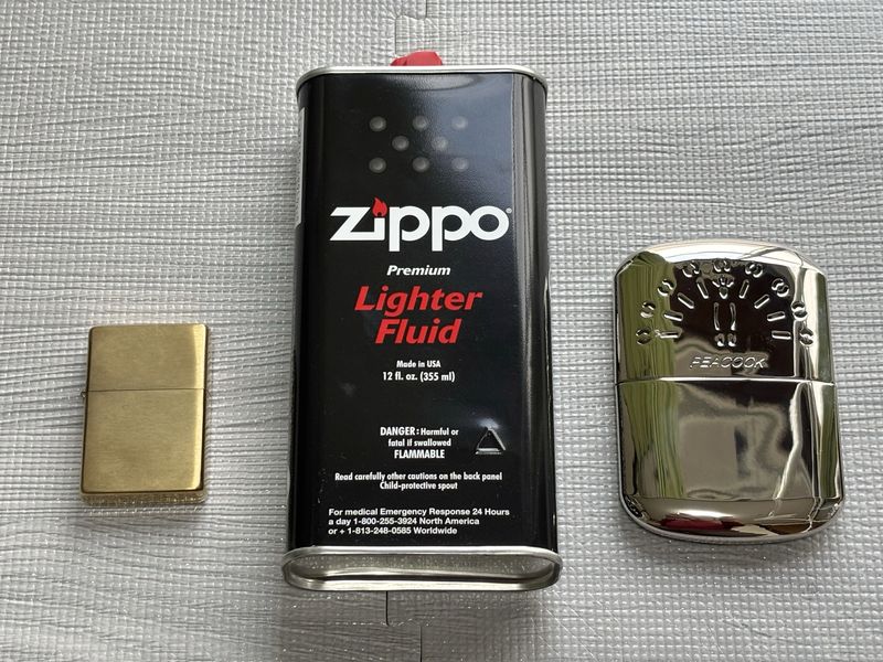 ZIPPOライター、ZIPPOオイル缶、ハクキンカイロ スタンダードを並べたところ