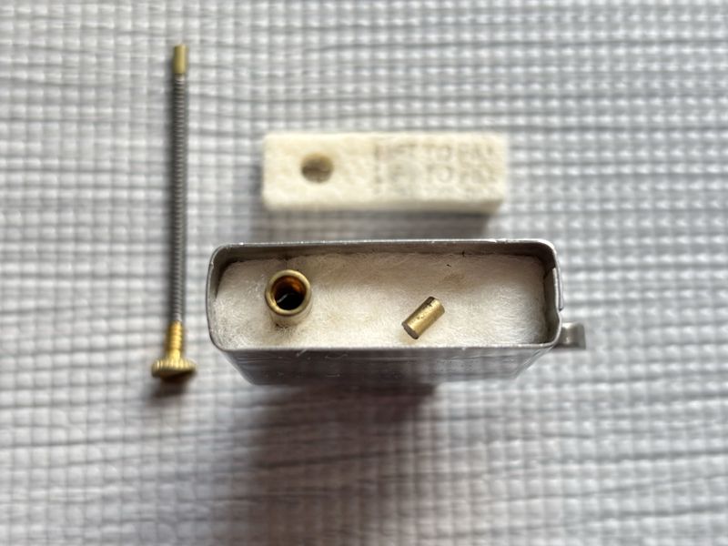 フリントを吸収剤の綿に入れ、スプリングを外したインサイドユニット