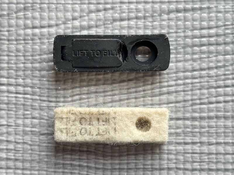 欠けたゴムパッドと純正フェルトパッドを並べたところ